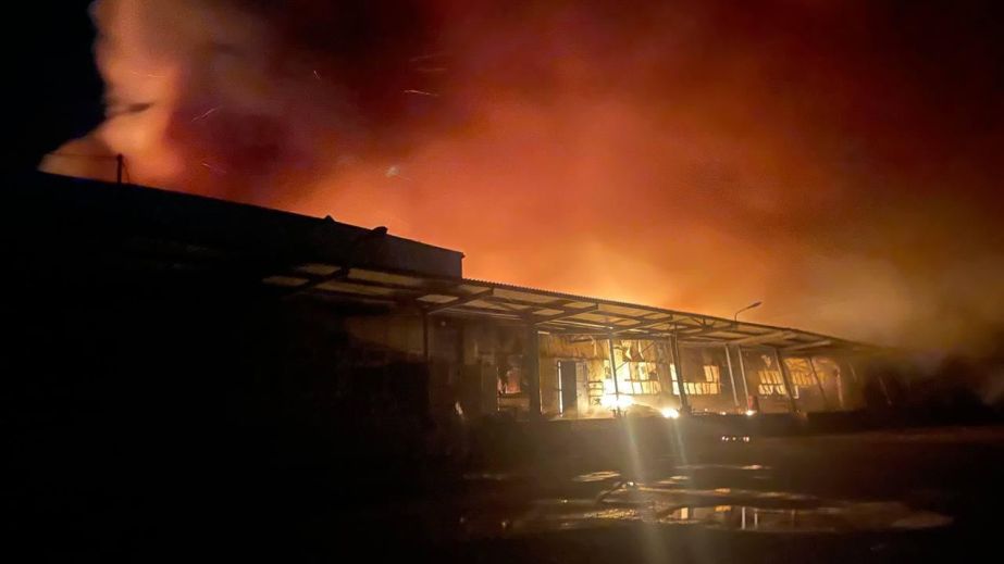 Учетверте за рік б'ють по горішках та чипсах: росіяни знову атакували "шахедами" склад снеків у Павлограді