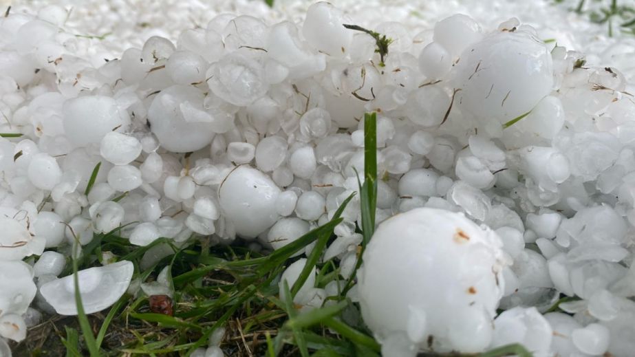 Кривой Рог и Каменское засыпали градом (ВИДЕО)