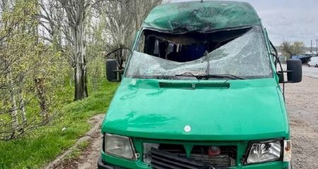 Россияне ударили FPV-дроном по рейсовому микроавтобусу на Никопольщине: четыре человека пострадали, в том числе ребенок