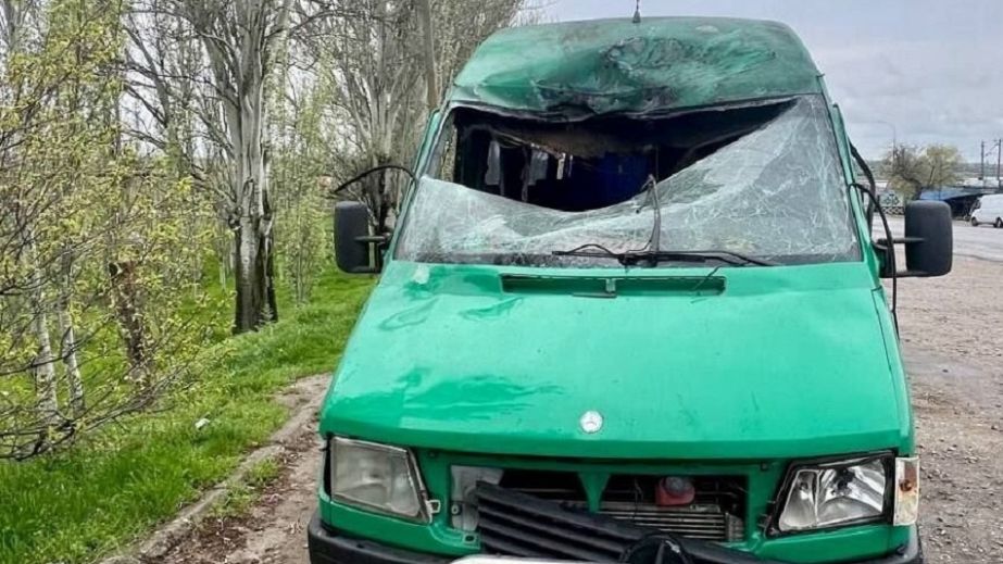 Россияне ударили FPV-дроном по рейсовому микроавтобусу на Никопольщине: четыре человека пострадали, в том числе ребенок