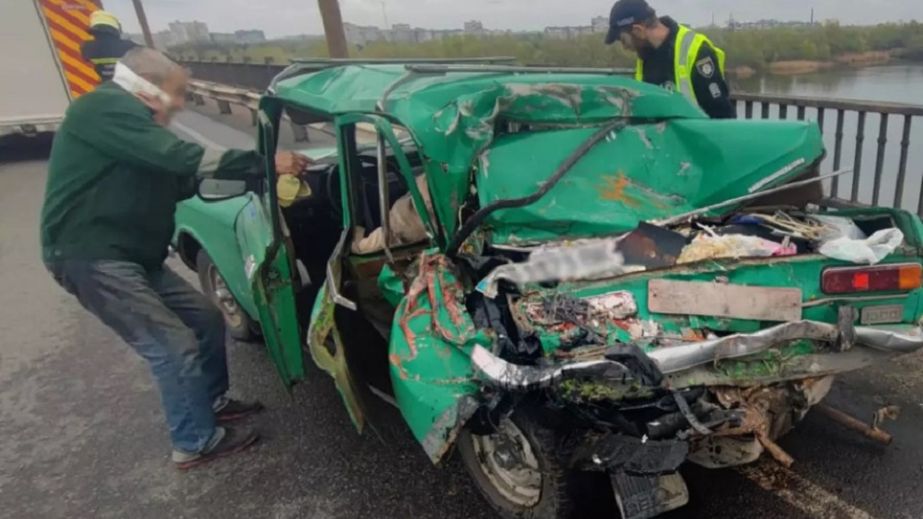 У Дніпрі на Кайдацькому мосту вантажівка влетіла у легковик: постраждали чоловік та жінка (ФОТО, ВІДЕО)