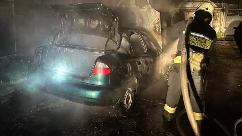 Вночі у Дніпрі спалахнув легковик біля будинку (ФОТО)