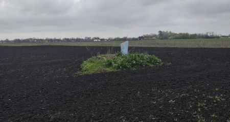 На Дніпропетровщині у полі знайшли самотню могилу жінки, яка прожила 105 років (ФОТО)