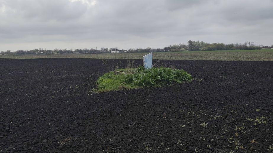 На Дніпропетровщині у полі знайшли самотню могилу жінки, яка прожила 105 років (ФОТО)