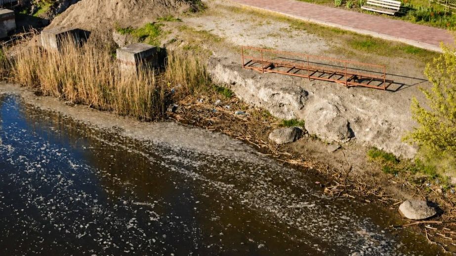 В городе Самар заметили "жирное" загрязнение в реке