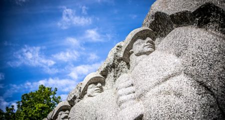 У Дніпрі оновлять написи на меморіалах Другої світової війни: деталі проєкту