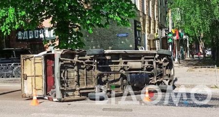 Спешил на красный свет: в Каменском легковушка перевернула грузовой микроавтобус (ВИДЕО)