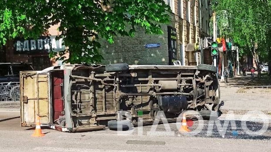 Поспішав на червоне світло: у Камʼянському легковик перевернув вантажний мікроавтобус (ВІДЕО)