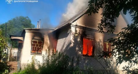 У Самарському районі Дніпра загорівся будинок