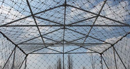 В центре Никополя устанавливают антидроновые сетки, но первый столб уже "устал" из-за ДТП (ВИДЕО)