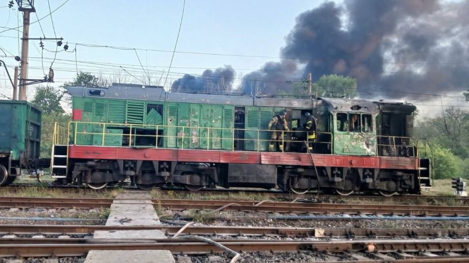 Росіяни вдарили безпілотниками по залізничній станції на Дніпропетровщині: постраждав машиніст (ФОТО)