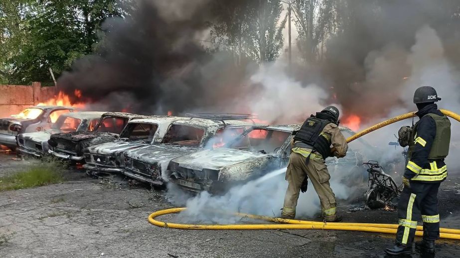 Вночі росіяни атакували Дніпропетровщину понад 20 разів: загорілися близько 30 автомобілів (ФОТО)