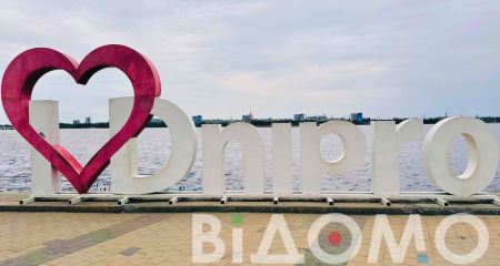 В Днепре вандалы снова испортили известный инста-знак на Набережной (ФОТО)