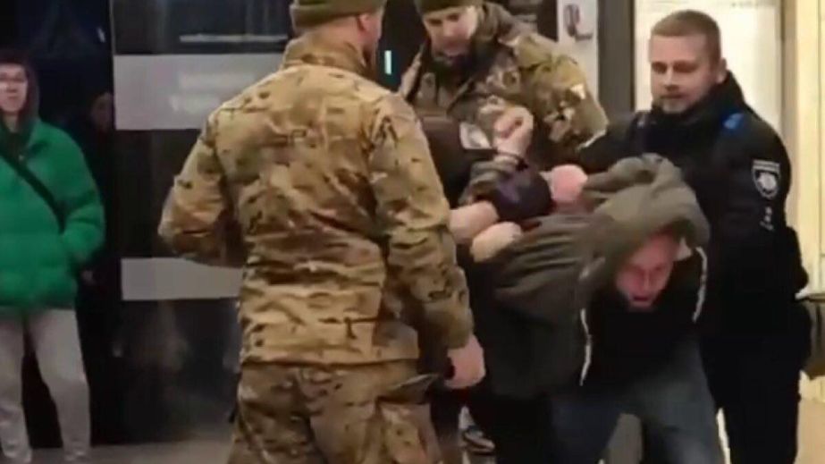 Почему принудительная мобилизация не решит проблему фронта