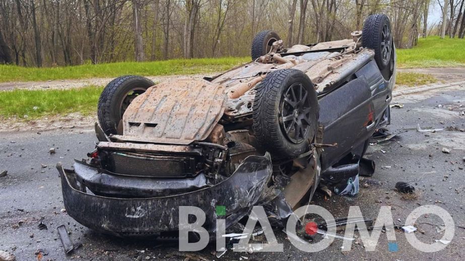 У Дніпрі пʼяний водій збив пішохода та перекинув автівку на дах (ФОТО, ВІДЕО)