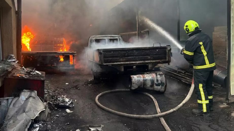 У Кам'янському спалахнула пожежа на складі (ФОТО)