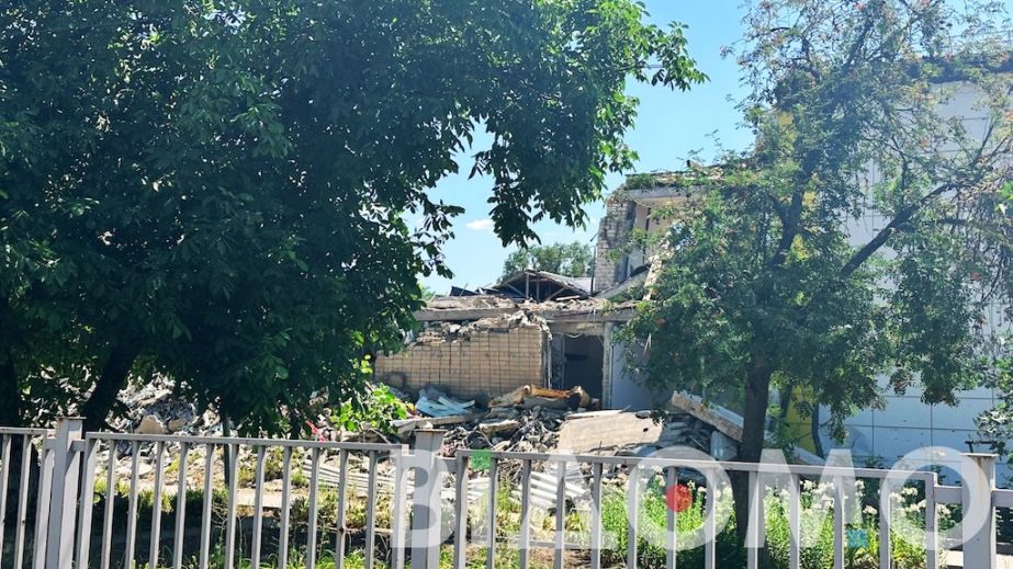 Зухвалий удар по освіті: окупанти КАБом повністю знищили школу у Синельниківському районі (ВІДЕО)