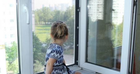 В Кривом Роге двухлетний ребенок выпал из окна второго этажа из-за москитной сетки