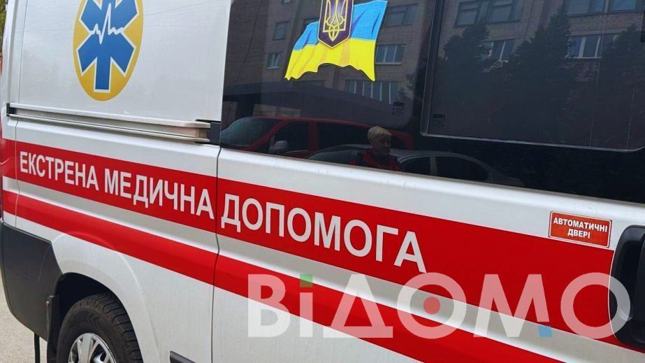 Лежить посеред дороги: у Дніпрі на проспекті Поля збили пішохода (ВІДЕО)