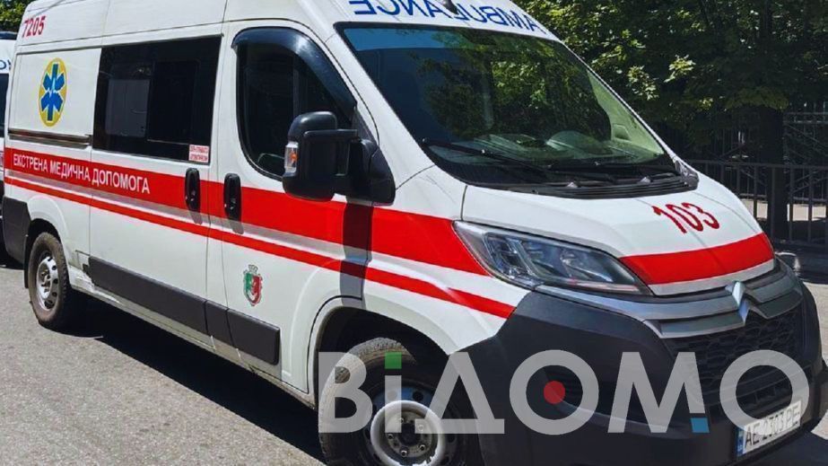 На набережній у Дніпрі чоловік втратив свідомість: медики намагаються реанімувати його (ВІДЕО)