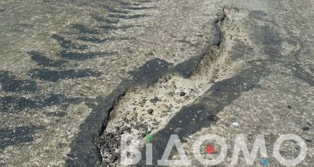 Ремонт не витримав і року: ділянка дороги у Криворізькому районі знову перетворилася на суцільні вибоїни (ВІДЕО)
