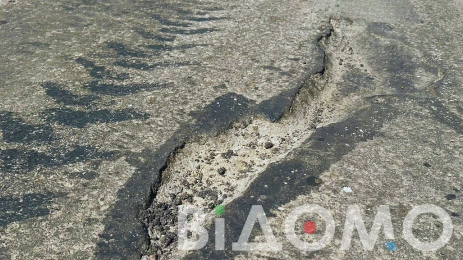 Ремонт не выдержал и года: участок дороги в Криворожском районе снова превратился в сплошные выбоины (ВИДЕО)
