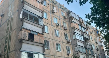 Вночі росіяни били по Дніпропетровщині з артилерії та дронів: поранено чоловіка, пошкоджено дитсадок та будинки (ФОТО)