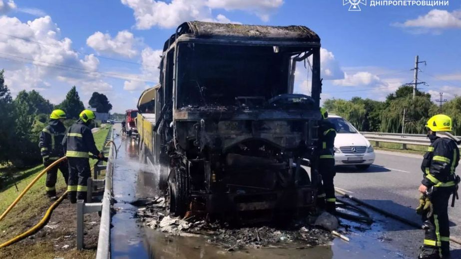В Подгороднем во время движения вспыхнул грузовик (ФОТО, ВИДЕО)