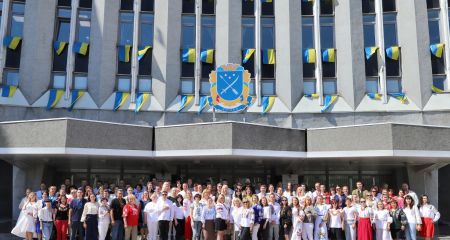 В мэрии Днепра провели флешмоб ко Дню Конституции Украины
