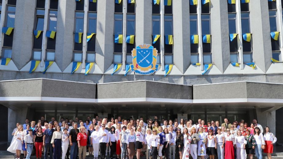 У мерії Дніпра провели флешмоб до Дня Конституції України