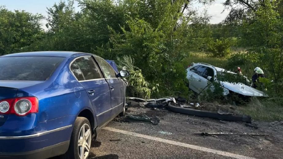 Біля П&rsquo;ятихаток зіткнулися дві автівки: загинули обидва водії, серед поранених є діти (ФОТО)