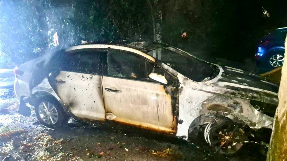Ночью в Днепре на Национальной Гвардии горела Hyundai Sonata и повредила соседнее авто (ФОТО)