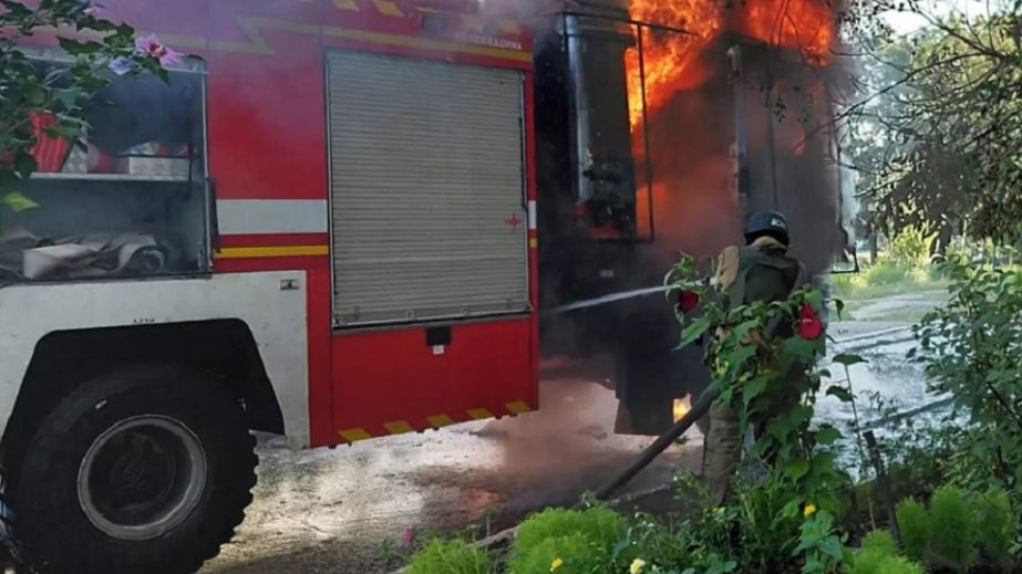 Ворог двічі вдарив дроном по рятувальниках у Марганці: знищено пожежне авто (ФОТО)