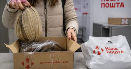 На Дніпропетровщині жінка підмінила елітну перуку за 38 тисяч на свою стару під час огляду посилки