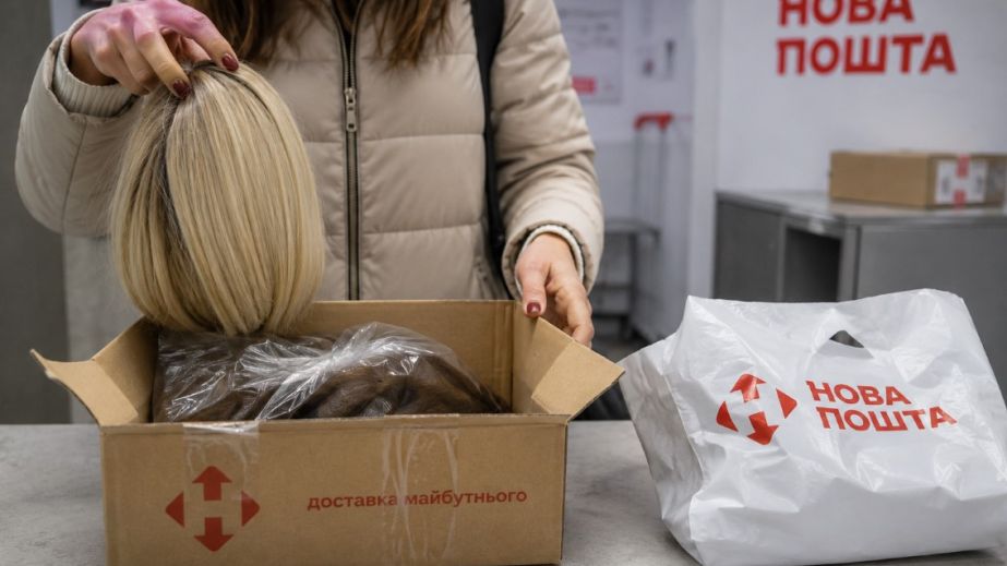 На Днепропетровщине женщина подменила элитный парик за 38 тысяч на свой старый во время осмотра посылки