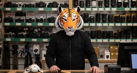 В Кривом Роге мужчина в маске тигра и с топором пытался ограбить фотомагазин