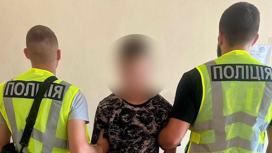 Нападали з ножем та відбирали телефони: у центрі Дніпра затримали банду з двох підлітків і дорослого (ФОТО)