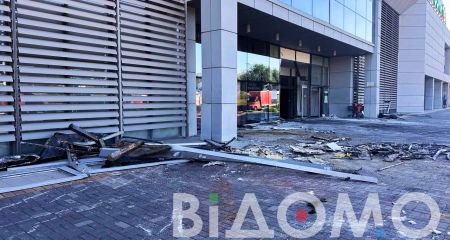 Разрушенный вражеской атакой ТРЦ в Кривом Роге: из магазина техники могли украсть электроники на 300 тысяч
