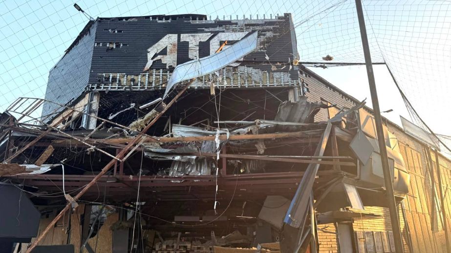 Более 20 ударов за ночь: на Днепропетровщине повреждено предприятие, торговый центр и дома (ФОТО)