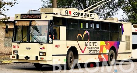 В Кривом Роге мужчина залез на крышу троллейбуса во время движения и прыгал на ней (ВИДЕО)