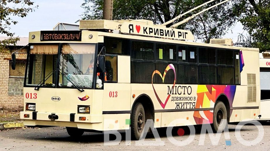 У Кривому Розі чоловік заліз на дах тролейбуса під час руху та стрибав на ньому (ВІДЕО)