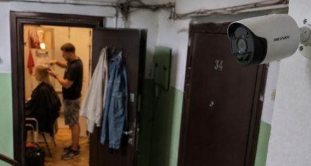 Битва за лестничную площадку: в Днепре мужчина открыл парикмахерскую дома и сцепился с соседом из-за видеонаблюдения