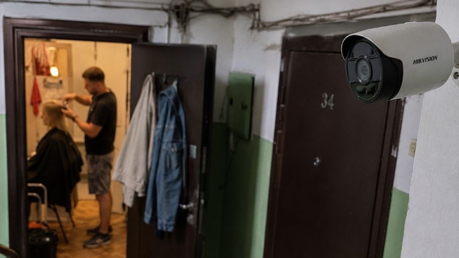 Битва за лестничную площадку: в Днепре мужчина открыл парикмахерскую дома и сцепился с соседом из-за видеонаблюдения