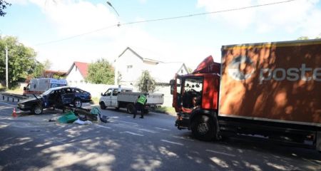 Легковушка повисла н...