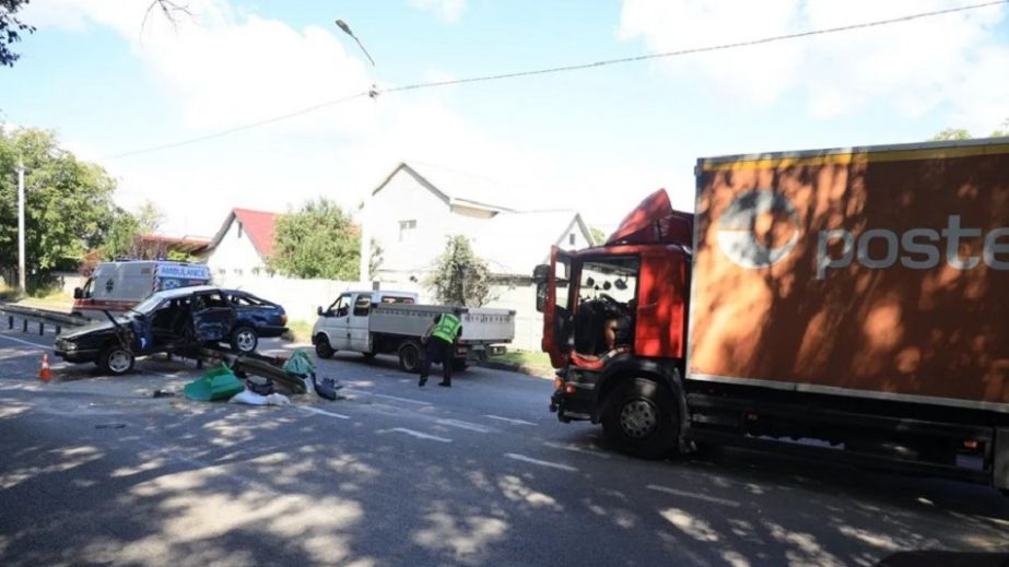 Легковик повис на відбійнику: у Дніпрі вантажівка Scania протаранила Audi (ФОТО, ВІДЕО)