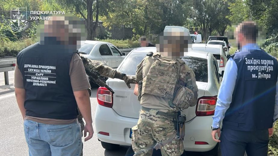 Перетин кордону за $10 000: у Дніпрі затримали чоловіка, який обіцяв вивезти призовника до Румунії (ФОТО)