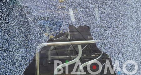 Удар ногой по стеклу: на Парусе в Днепре девушка разбила дверь заведения (ВИДЕО)