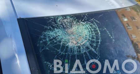 У Кривому Розі неадекватний чоловік розтрощив припарковане авто (ФОТО)