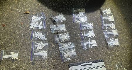Гулял в комендантский час с "находкой": в Кривом Роге задержали мужчину с 21 пакетом таблеток