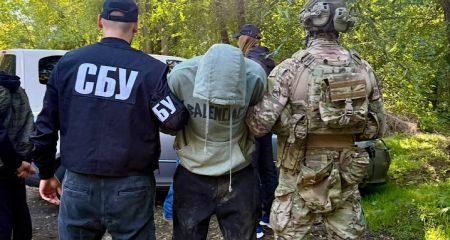 Возив автомати з Київщини у прифронтове місто: у Дніпрі викрили киянина на продажу зброї за 250 тисяч грн (ФОТО, ВІДЕО)